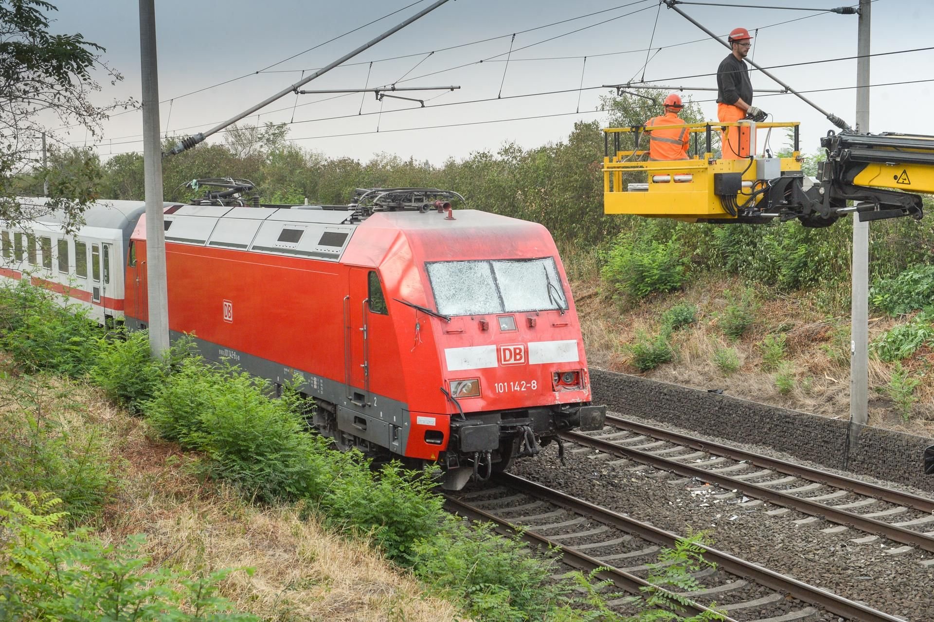 Bahnmitarbeiter überprüfen am Freitagmorgen nach dem schweren Unfall die Oberleitung.