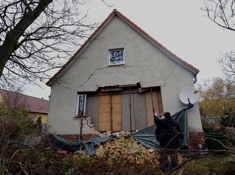 Eine Freundin von Christel Steffin steht in Rägelin vor dem zerstörten Haus von Christel Steffin. (FOTO: DAPD)