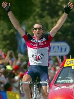Der französische Radprofi Patrice Halgand vom Team Jean Delatour jubelt am Mittwoch (17.07.2002) in Pau über seinen Sieg auf der 10. Etappe der Tour de France von Bazas nach Pau über 147 Kilometer. dpa