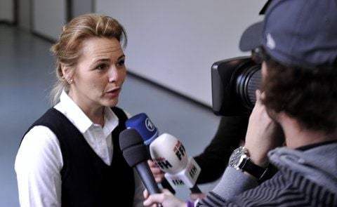 Sandra Buhr (l.), die Anwältin der mutmaßlich missbrauchten Tochter im Westerwälder Missbrauchsfall von Fluterschen im Prozess gegen den Familienvater, gibt im Gerichtssaal des Landgerichts in Koblenz Medienvertretern ein Interview. (FOTO: DPA)