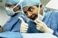 Mr. Bean (Rowan Atkinson) operiert am offenen Lachmuskel. (Foto: dpa)