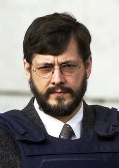 Der belgische mutmaßliche Kinderschänder Marc Dutroux nach einer Anhörung im Gericht von Neufchateau (Belgien - Archivfoto vom 18.02.2000). Ab dem 01.03.2004 muss sich Dutroux mit drei weiteren Angeklagten in Brüssel in einem Prozess wegen seiner Rolle bei der Entführung von sechs Mädchen, bei der Tötung von vier von ihnen und der Ermordung eines Komplizen verantworten. (Foto: dpa)