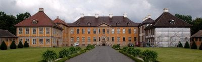 Blick auf das Schloss Oranienbaum. Das chinesische Haus im Schlosspark soll mit Hilfe von öffentlichen Geldern saniert werden. (FOTO: ANDREAS STEDTLER)