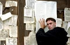 Joseph Fiennes als Martin Luther in dem Historienfilm "Luther" von Eric Till. Der Film erzaehlt das Leben Martin Luthers vom rebellischen Moench bis zum kaempferischen Durchsetzen der Reformation. (Foto: ddp)