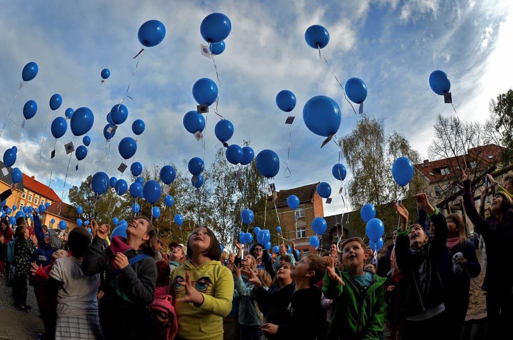 Die Grundschüler ließen 180 Luftballons in den Himmel steigen und feierten den ganzen Tag den Titel „Europaschule“.