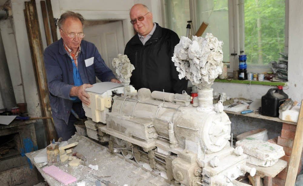 In der Werkstatt entsteht bereits die nächste Dampflok aus Beton: Helmut Schrader (r.) schaut Günther Beinert bei der Arbeit zu.
