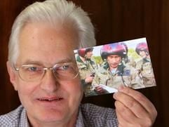 Der Dresdner Schweißer Bernd Naumann präsentiert am 29.09.2006 ein Privatfoto, das Wladimir Putin in einer Militäruniform zeigt. Der 61-jährige Sachse hatte den heutigen Präsidenten Russlands vor 20 Jahren in Dresden kennen gelernt. Putin hatte sich von Mitte 1985 bis Anfang 1990 als Mitarbeiter des sowjetischen Geheimdienstes KGB in Dresden aufgehalten. Am Rande des «Petersburger Dialogs» am 10. Oktober in der Elbestadt hofft Naumann auf ein Wiedersehen mit «Wolodja». (Foto: dpa)