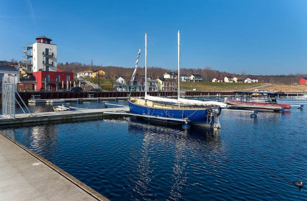 Die Marina in Mücheln. Am Ufer des Geiseltalsees sollen neue Ferienhäuser entstehen.