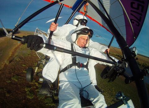 Der russische Präsident Wladimir Putin bei einem Gleitschirmflug mit den Kranichen Anfang September. (ARCHIVFOTO: DAPD)