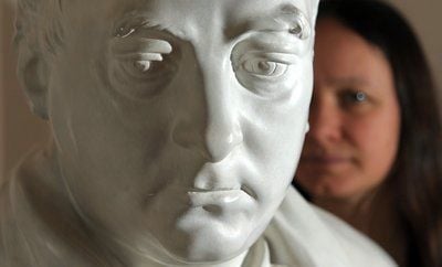 Hinter einer Büste des Komponisten Georg-Friedrich Händel (1685-1759) steht eine Frau im Händel-Haus in Halle (Saale). Der Meister ist im Sternbild der Fische geboren (FOTO: DPA)