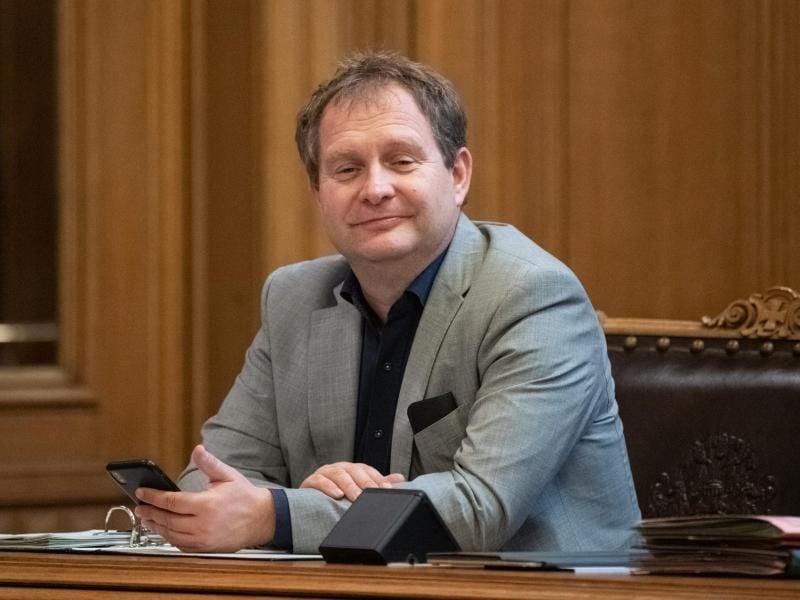 Jens Kerstan (Die Grünen) verfolgt die Sitzung der Hamburgischen Bürgerschaft im Rathaus. Foto: Daniel Reinhardt/Archiv