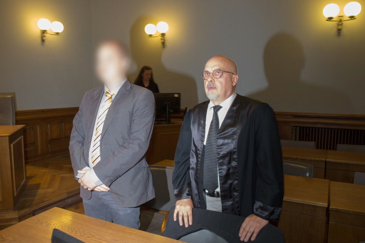 Der Angeklagte Sebastian T. (l) steht neben seinem Verteidiger Detlef Knoch vor Prozessbeginn im Landgericht in Leipzig (Sachsen).