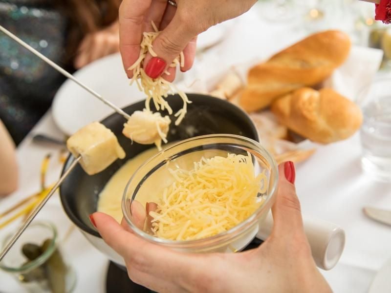 Mit den richtigen Käsesorten gelingen Raclette und Fondue. Foto: Christin Klose/dpa-tmn