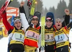 Die Biathleten der deutschen Staffel, (v.l.n.r.) Ricco Gross, Frank Luck, Sven Fischer und Michael Greis jubeln nach ihrem Sieg waehrend der Biathlon-Weltmeisterschaften in der Rennsteig Arena in Oberhof am Freitag (13.02.04) bei dem 4 x 7,5 Kilometer Staffelwettkampf der Maenner. (Foto: ddp)