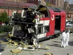 Spezialisten untersuchen einen der bei dem Anschlag zerstörten Waggons. (Foto: dpa)