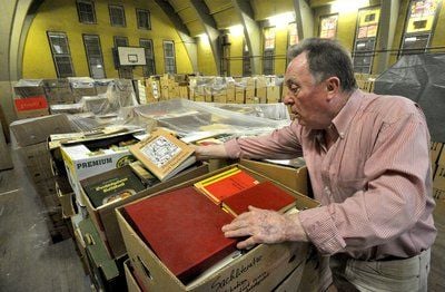 Peter Sodann, Gründer der Peter Sodann Bibliothek e.V., hat mit dutzenden Helfern in Merseburg bislang rund 180 000 Bücher gesammelt und sucht nun ein neues Domizil. (FOTO: DPA)