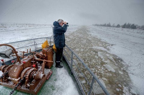 Ein Eisbrecher kämpft sich durch den Mittellandkanal. (FOTO: ANDREAS STEDTLER)
