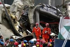 Retter an den zerstörten Waggons der beiden Züge (Foto: dpa)