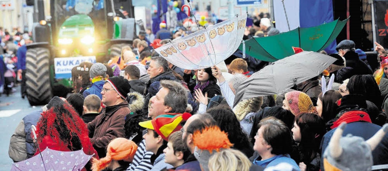 Auf die Zuschauer am Straßenrand regnen auch dieses Jahr wieder unzählige Süßigkeiten herab. Allein der Gastgeber bringt 10.000 Schokoladentafeln mit Kukakö-Logo unter die Leute, um nur ein Beispiel zu nennen.
