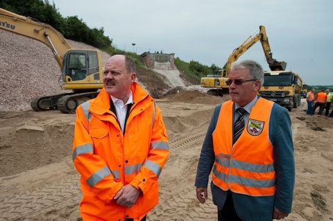 Der Minister für Landesentwicklung und Verkehr in Sachsen-Anhalt, Thomas Webel (CDU, l.), und der Präsident der Landesstraßenbaubehörde von Sachsen-Anhalt, Uwe Langkammer, stehen am 15. Juni 2012 in der Nähe von Möderau im Saalekreis auf einer Baustelle an der Autobahn 14 (A14), an der in den vergangenen drei Tagen eine defekte Brücke abgerissen wurde. (FOTO: DAPD)