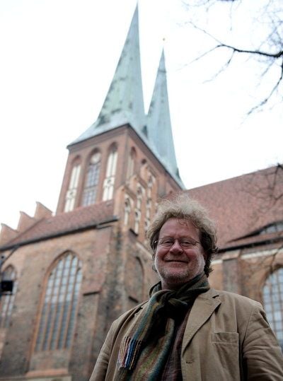 Der Projektleiter der Sanierung Albrecht Henkys vor der Nikolaikirche in Berlin. Mit einem Festakt wird die 800 Jahre alte Nikolaikirche am Sonntag (21.03.10) wieder eroeffnet. (FOTO: DDP)