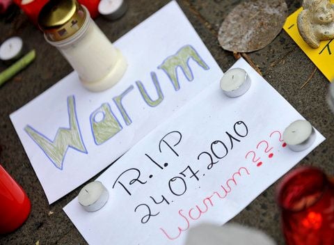 Zettel mit der Frage «Warum ?» liegen an der Unglücksstelle in Duisburg. Nur wenige Meter entfernt sind 19 Menschen zu Tode gekommen und eine sehr hohe Anzahl Menschen zum Teil schwer verletzt worden. (FOTO: DPA)