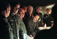 Stauffenberg (Sebastian Koch, mit Augenklappe) hat sich in Hitlers Nähe platzieren lassen. (Bild: WDR/Klein)