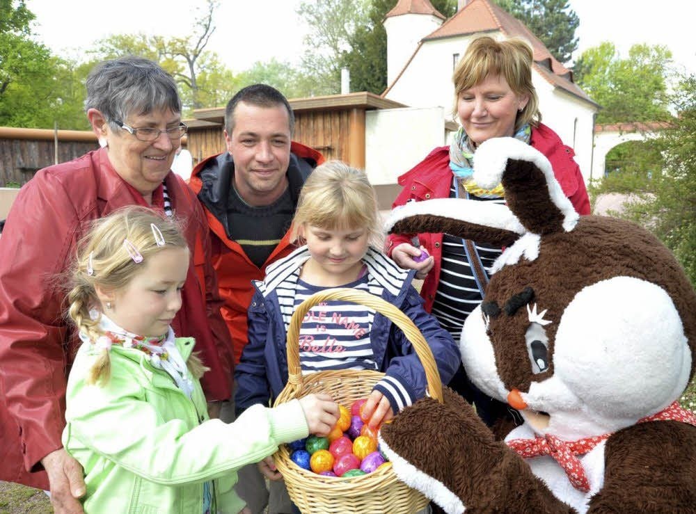 Der Riesenhase (Sven Oppermann) verteilte auch an Anja Petzold (6) und Zoey Rienecker (8) Ostereier.