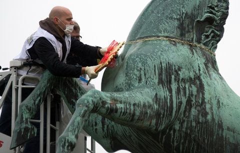 Kriminaltechniker sichern vor dem Hauptgebäude Universität in Hannover einen goldenen Leibniz-Keks an dem Niedersachsenpferd. (FOTO: DPA)