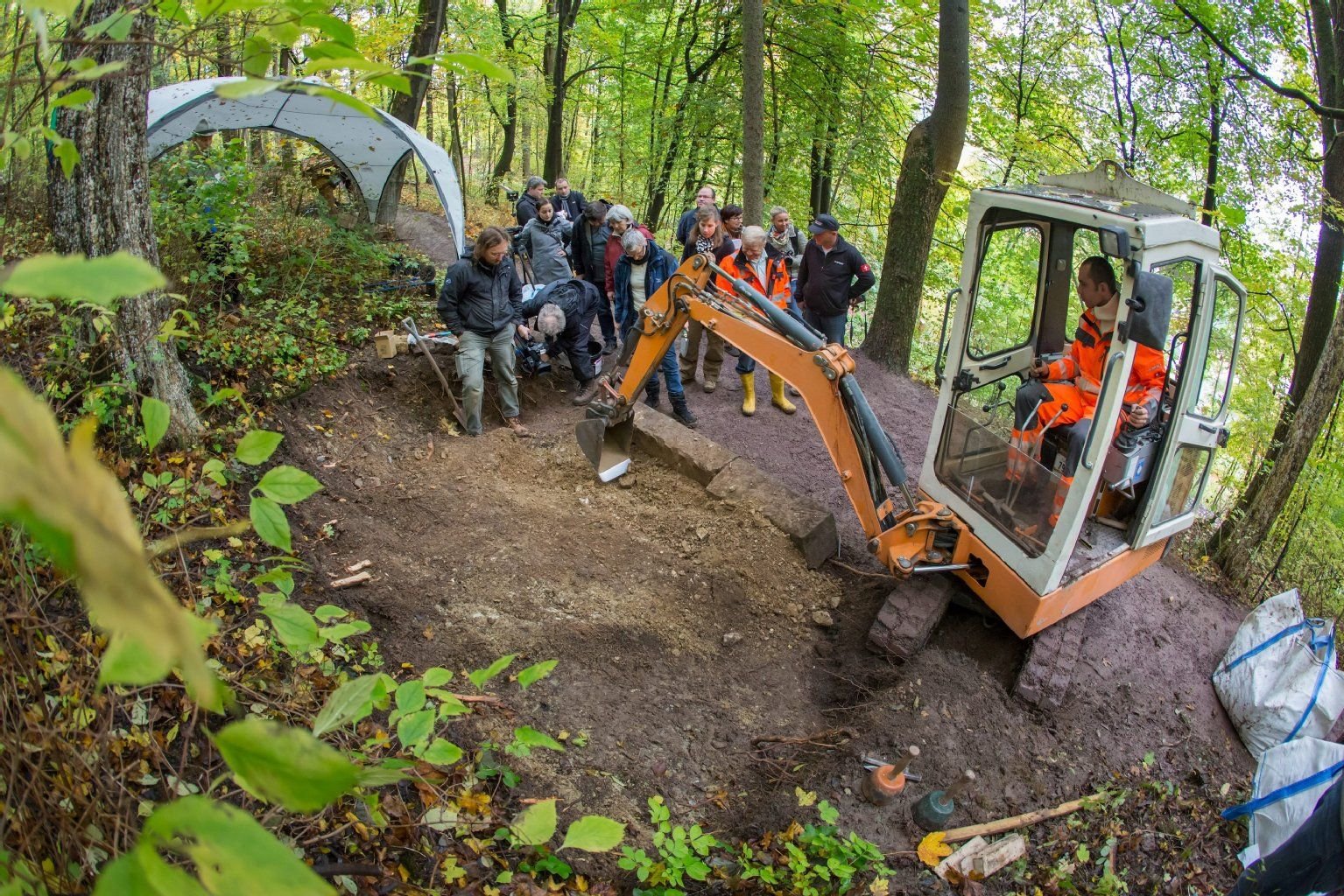 Ein Bagger trägt am 15.10.2013 in Hildburghausen (Thüringen) die Erde über dem mutmaßlichen Grab der sogenannten «Dunkelgräfin» ab.