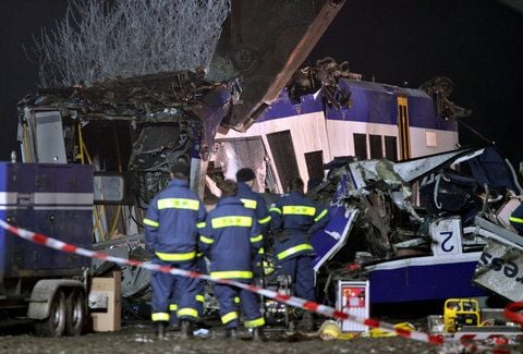 Mit einem Bagger zerschneiden Mitarbeiter des THW am Sonntag den Triebwagen des verunglückten Harz-Elbe-Express (HEX) am Ort des Eisenbahnunglücks bei Hordorf. (FOTO: DPA)