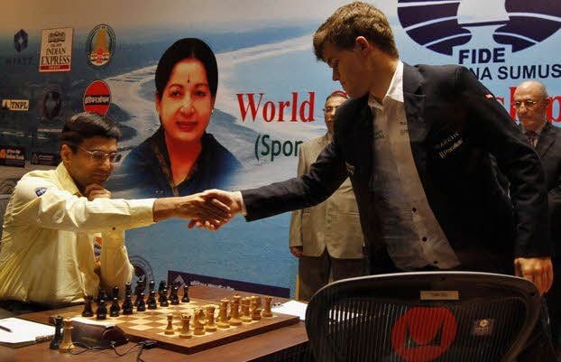 Handschlag vor dem letzten Duell: Magnus Carlsen (r.) begrüßt Viswanathan Anand. Schon vor dem Spiel wusste der Norweger, dass ihm ein Remis reichen würde, um Weltmeister zu werden.