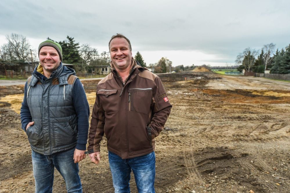 Andreas und Christian Schaaf (v.l.) vor den neu erschlossenen Grundstücken in Wallendorf.