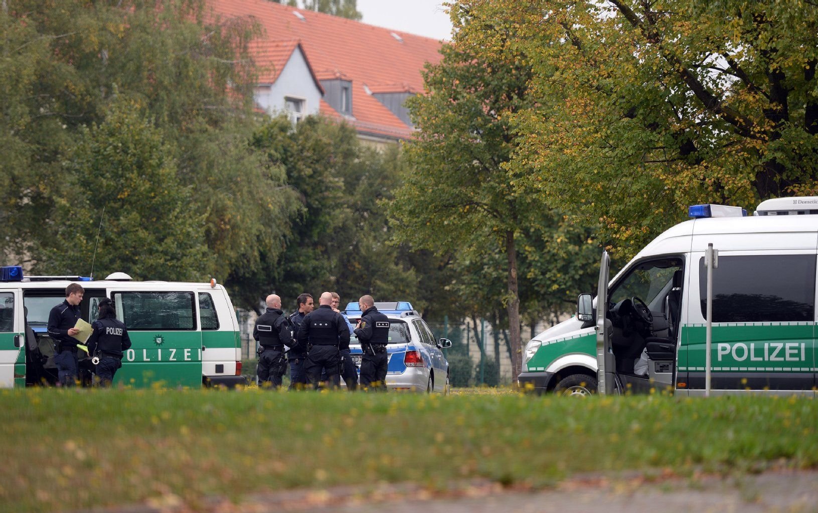 Ein Großaufgebot an Polizei ist am 25.09.2013 in der Erstaufnahmeeinrichtung für Asylbewerber in Chemnitz vor Ort. In dem Heim war es zu Auseinandersetzungen mit zahlreichen Verletzten gekommen.
