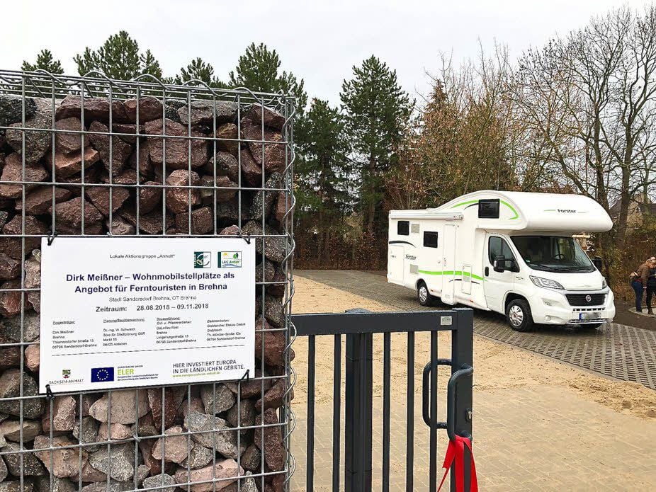 Stellplätze für Wohnmobile gibt es jetzt in Brehna gegenüber der Pension „An den Linden“. Pensionswirt Dirk Meißner hat sie geschaffen.