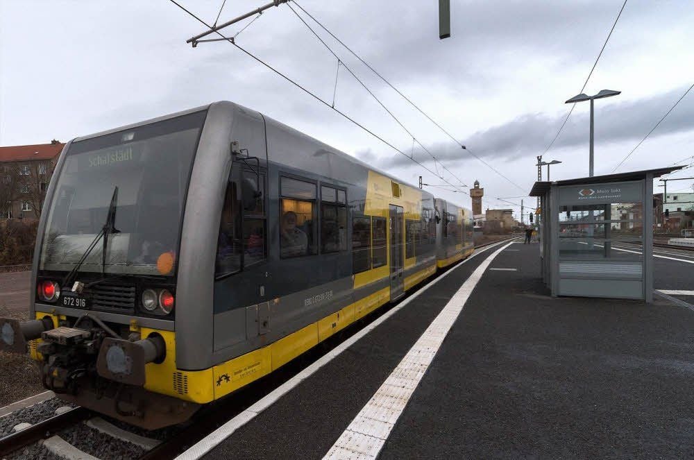 Die Burgenlandbahn ist am Samstag ein letztes Mal auf der Strecke Merseburg-Schafstädt gefahren. Die Fahrt wurde musikalisch von einem Blasorchester begleitet.