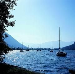 Schwimmen nur im Hochsommer - das kalte Wasser des Achensees ist bis zu 133 Meter tief. (Foto: dpa)
