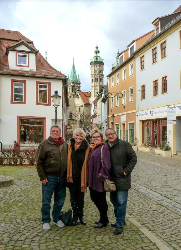 Besuch in Naumburg nach über 60 Jahren: Matthias Becker (r.) mit seinem brasilianischen Brieffreund, begleitet von den jeweiligen Partnerinnen.