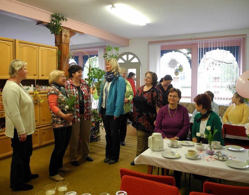 Zur Eröffnung des neuen Frauencafés in Annaburg bekommt der „Wir“-Verein auch Glückwünsche von der Stadt Annaburg, die Anja Liebig (M.) überbringt. Betreut wird die Einrichtung künftig von Anke Wolf (l.) und Cornelia Tröst (2.v.l.) im Rahmen des Bundesfreiwilligendienstes.