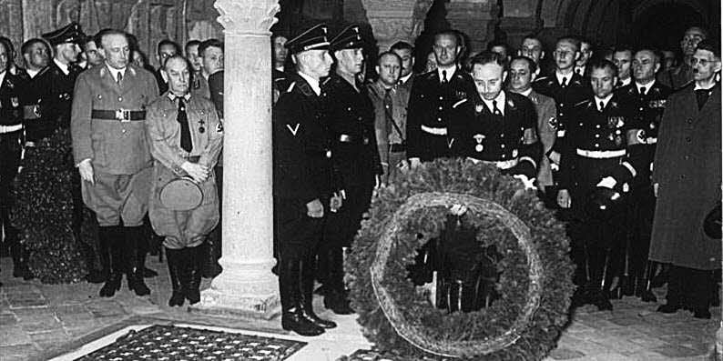 Reinhard Heydrich (7.v.l.) aus Halle war Hitlers Planer für den Judenmord - hier feiert er mit Heinrich Himmler in Quedlinburg den Todestag von Heinrich I.
