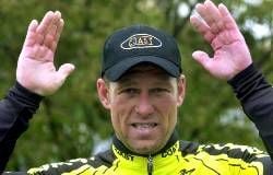 Der 32 Jahre alte Radprofi Thorsten Wilhelms aus Hannover winkt nach seinem knappen Etappensieg bei der internationalen Niedersachsen-Radrundfahrt am Mittwoch (24.04.2002) in Einbeck. 185 Kilometer lang war die Strecke, die in Melle gestartet worden war. Bis zum Sonntag (28.04.2002) sind über 100 Radfahrer im norddeutschen Flächsenstaat auf rund 850 Kilometern in fünf Etappen unterwegs.