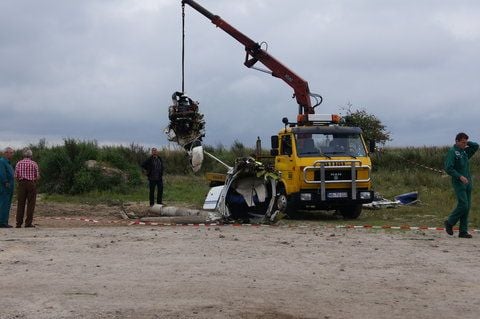 Aufräumarbeiten nach Flugzeugabsturz bei Mügeln (FOTO: KLAUS ADAM)