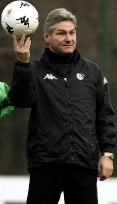 Der Österreicher Kurt Jara beobachtet am Mittwoch (04.02.04) in Kaiserslautern als neuer Trainer des 1. FC Kaiserslautern mit einem Fussball in der Hand das Training. Jara löste den entlassenen Eric Gerets ab. (Foto: ddp)