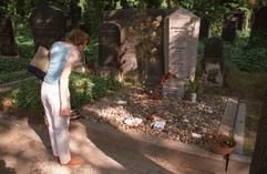 Das meistbesuchte Grab auf dem Neuen Jüdischen Friedhof in Prag: Franz Kafkas letzte Ruhestätte zieht natürlich vor allem Literatur-Fans an. (Foto: dpa)