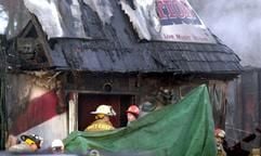 Feuerwehrleute vor dem Music-Club in West Warwick in Rhode Island (Foto: dpa)