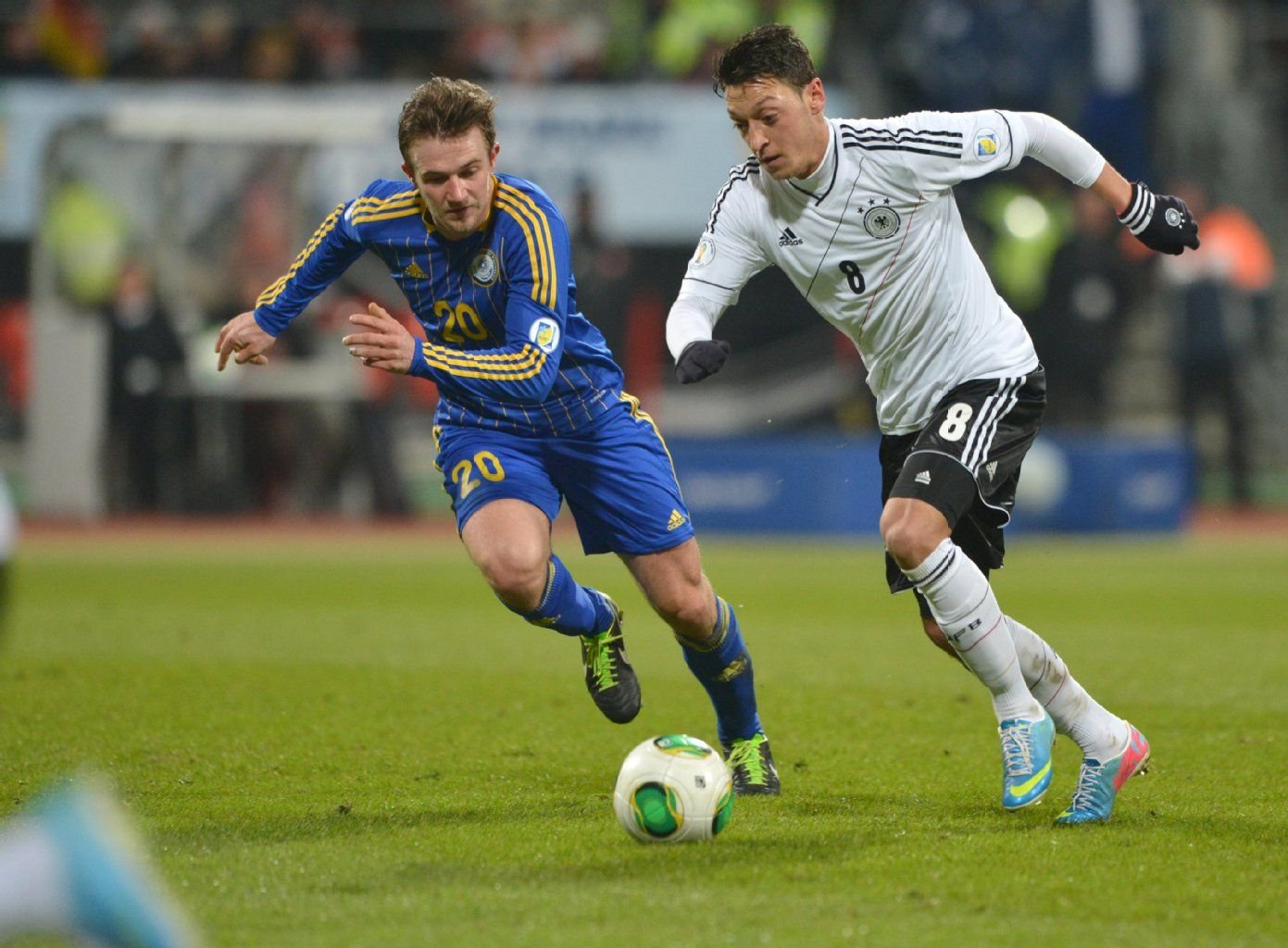 Mesut Özil im Duell mit dem Kasachen Konstantin Engel. Deutschland gewinnt im WM-Qualifikationsspiel der gruppe C mit 4:1.