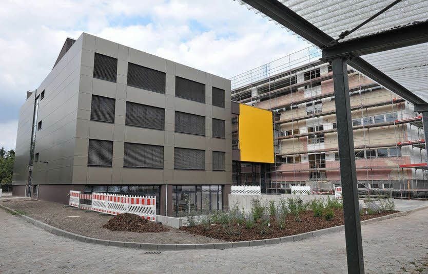 Klar zu erkennen ist derzeit der Unterschied von Neu und Alt an der evangelischen Grundschule.