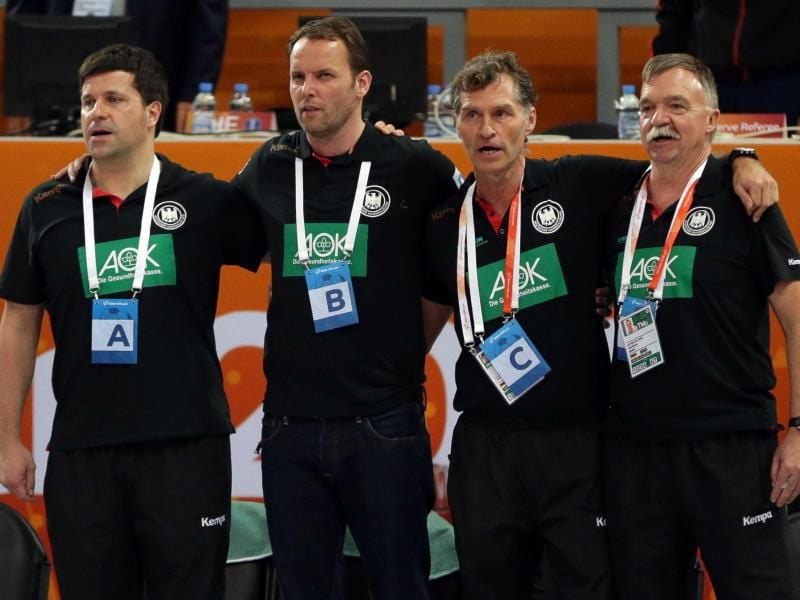 Das Betreuer-Team der deutschen Handball-Nationalmannschaft: Co-Trainer Alexander Haase (l-r), Trainer Dagur Sigurdsson, Physiotherapeut Peter Gräschus und Teamarzt Kurt Steuer. Foto: Axel Heimken