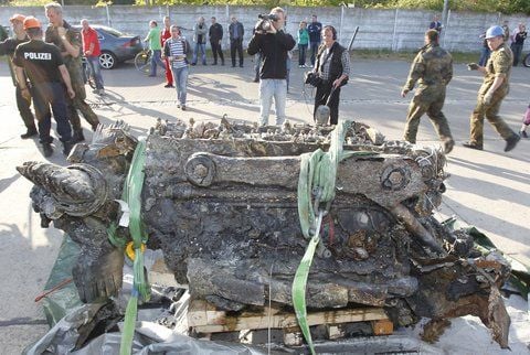 Soldaten und einige Passanten betrachten im Hafen von Sassnitz den Motor einer «Junkers Ju 87» nach der Bergung aus einem Flugzeugwrack in der Ostsee. (FOTO: DAPD)