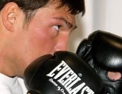 Eine Probe seines Könnens zeigt der amtierende Box-Weltmeister im Halbschwergewicht, Dariusz Michalczewski, am Mittwoch (26.03.2003) während eines öffentlichen Box-Trainings in einem Autohaus im schleswig-holsteinischen Kaltenkirchen wenige Tage vor dem am kommenden Samstag (29.03.2003) stattfindenden Kampf um die WBO-Weltmeisterschaft gegen den US-Amerikaner Derrick Harmon. Die beiden Boxer werden in der bereits seit langem ausverkauften Color Line Arena in Hamburg den Hauptkampf des Abends bestreiten. (Foto: dpa)